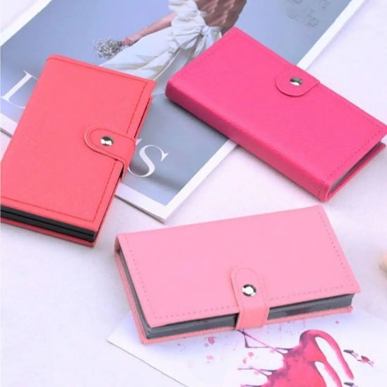 palette maquillage enfant non toxique plusieurs posées sur bureau