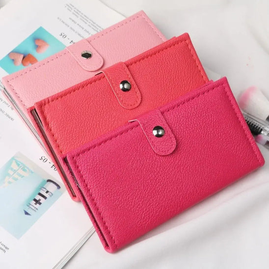 palette maquillage enfant non toxique plusieurs fermées couchées sur bureau