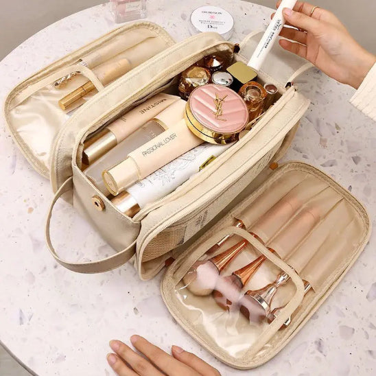 Trousse de maquillage - Luxe - Élégance - Rangement innovant - beige - ouverte contenant de nombreux produits