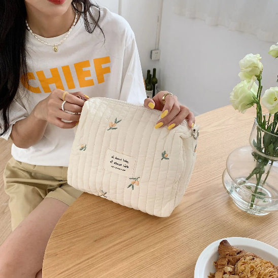 Trousse de toilette bébé - Complète et Pratique - rangement innovant - oliviers - fermée par la maman