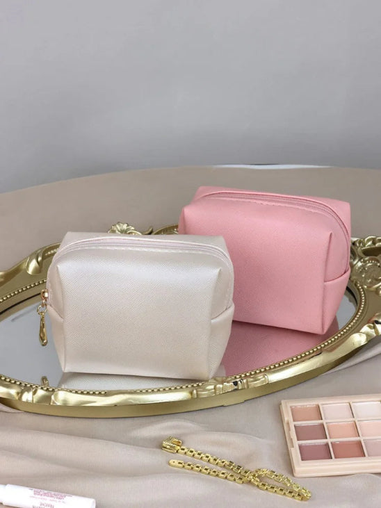 Trousse de maquillage - Élégance Cubique - rose et beige - posées sur un plateau argenté - rangement innovant