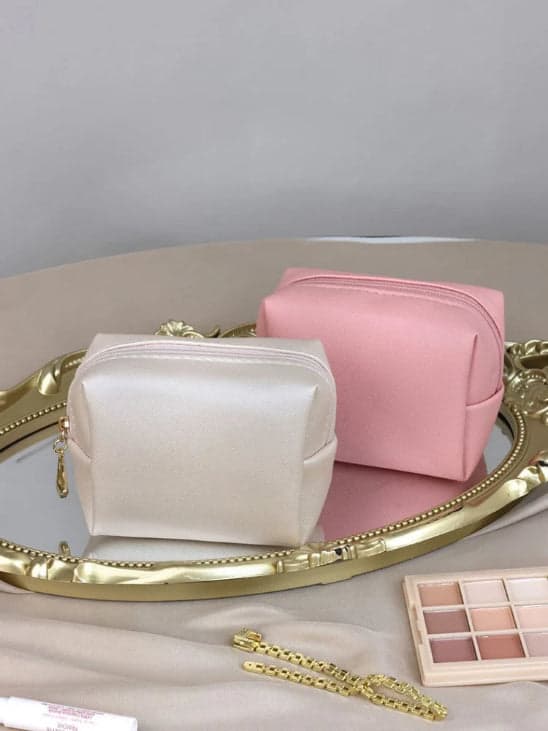 Trousse de maquillage - Élégance Cubique - rose et beige - posées sur un plateau argenté - rangement innovant