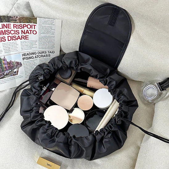 trousse maquillage pratique noir sur canapé rangement innovant