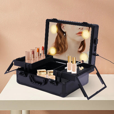 Mallette de maquillage led professionnelle noir ouverte allumée remplie produits cosmétiques posée sur table blanche