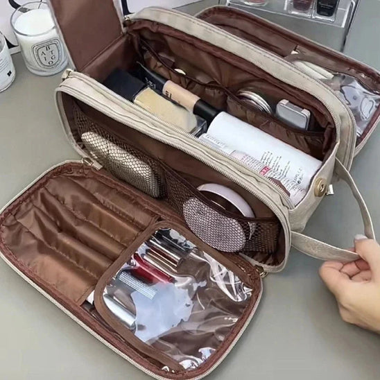 Trousse de maquillage - Luxe - Élégance - Rangement innovant - beige - ouverte - contenant essentiels beauté
