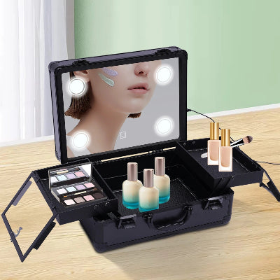 Mallette de maquillage led professionnelle noir ouverte allumée remplie produits cosmétiques posée sur table bois brut