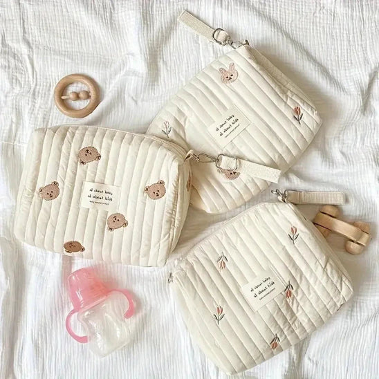 Trousse de toilette bébé - Complète et Pratique - rangement innovant - plusieurs - posées sur le lit