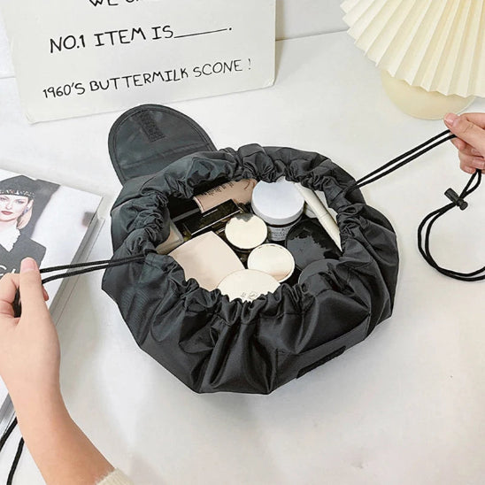 trousse maquillage pratique noir fermée par cordons serrés rangement innovant