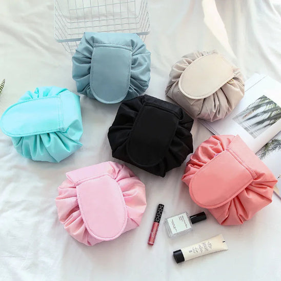 trousse maquillage pratique plusieurs couleurs sur le lit rangement innovant