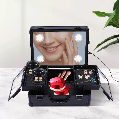 Mallette de maquillage led professionnelle noir ouverte allumée remplie produits cosmétiques posée sur bureau blanc