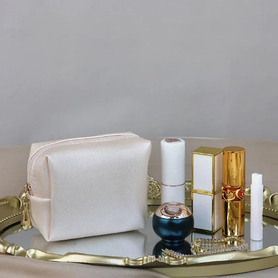 Trousse de maquillage - Élégance Cubique - beige - posée sur un plateau argenté - rangement innovant