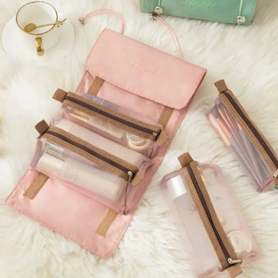 Trousse maquillage Rangement accordéon plusieurs couleurs posées sur tapis fourrure
