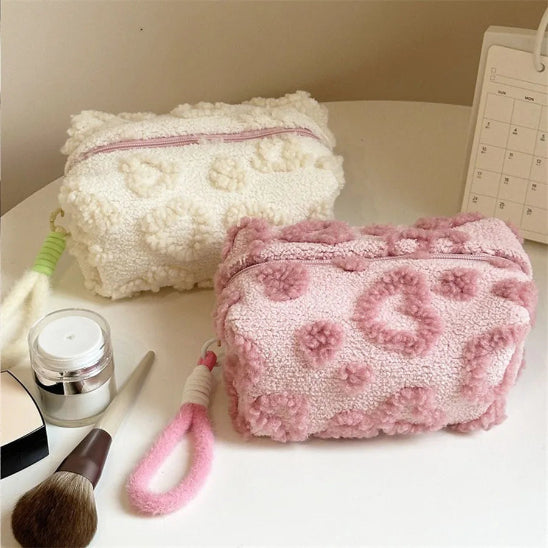 Trousse maquillage - Élégance Nori - blanc et rose claire - posées sur table blanche - rangement innovant