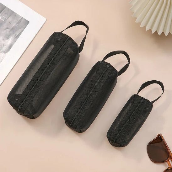 Trousse de maquillage - Élégante - noir - plusieurs fermées - posées alignées sur une table - rangement innovant