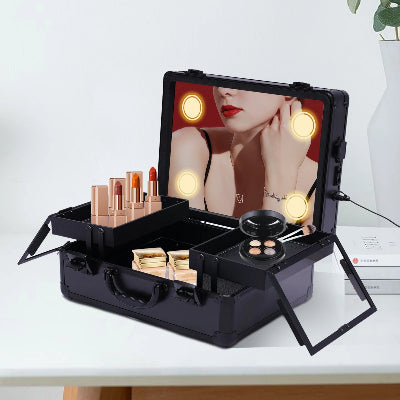 Mallette de maquillage led professionnelle noir ouverte allumée remplie produits cosmétiques posée sur table blanche devant mur blanc