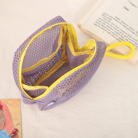 Trousse maquillage - Mesh transparente - Rangement innovant - violet ouverte avec cordon jaune