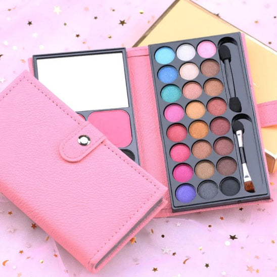 palette maquillage enfant non toxique rose fermée posée sur table