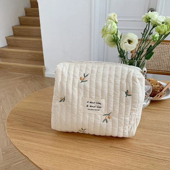 Trousse de toilette bébé - Complète et Pratique - rangement innovant - oliviers - posées sur la table