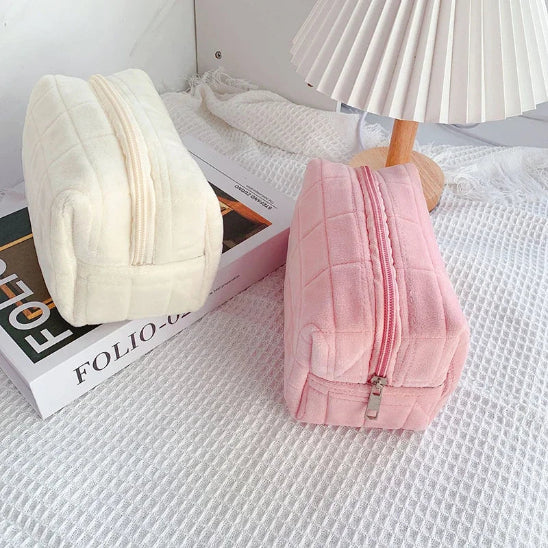 Trousse Maquillage - Pratique - Sérénité - plusieurs fermées posées avec lampe chevet sur nappe blanche - rangement innovant