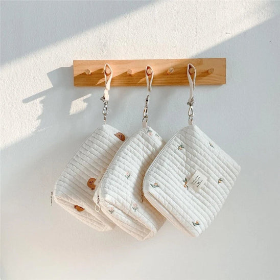 Trousse de toilette bébé - Complète et Pratique - rangement innovant - plusieurs accrochées au mur