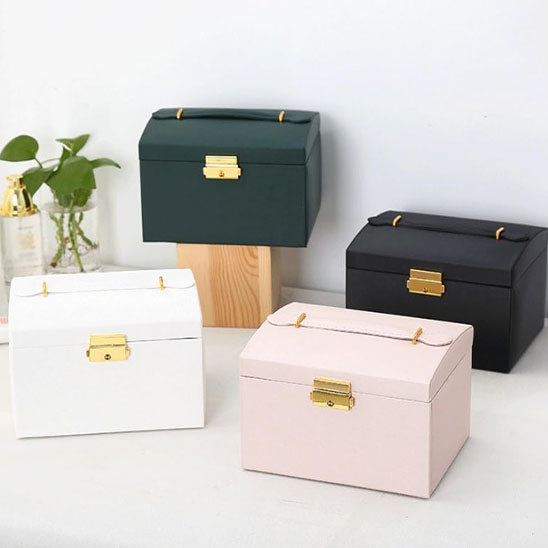 Boite-a-bijoux-prestige-rangement-innovant-ensemble-de-quatre-boites-posées-sur-une-table-blanche