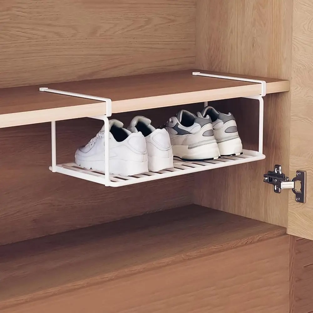Etagère-chaussure-suspendue-rangement-innovant-contenant-deux-paires-de-chaussures-blanches