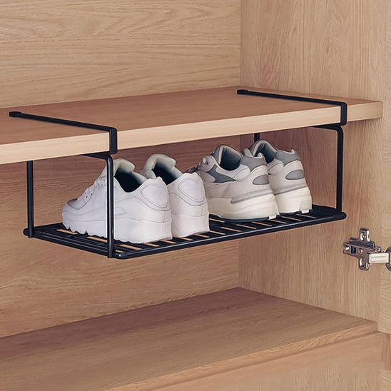 Etagère-chaussure-suspendue-rangement-innovant-noir-contenant-deux-paires de-chaussures
