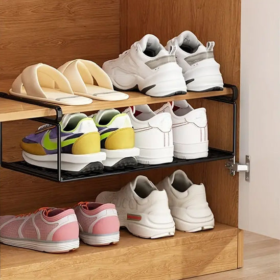 Etagère-chaussure-suspendue-rangement-innovant-conteant-deux-paires-de-baskets