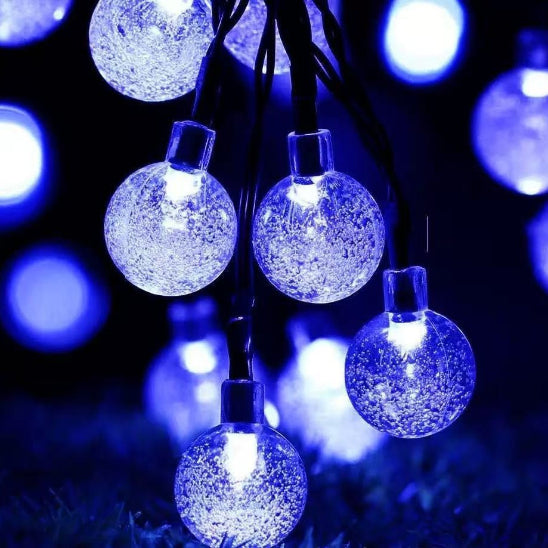 Guirlande solaire Luminéco lumière bleue allumée suspendue décoration jardin
