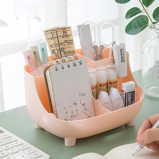 Organisateur de bureau ProEspace rose posé sur bureau vert cÎté ordinateur