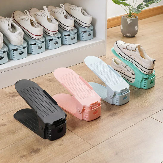 Range-chaussures-réglable-rangement-innovant-placé-devant-un-placard