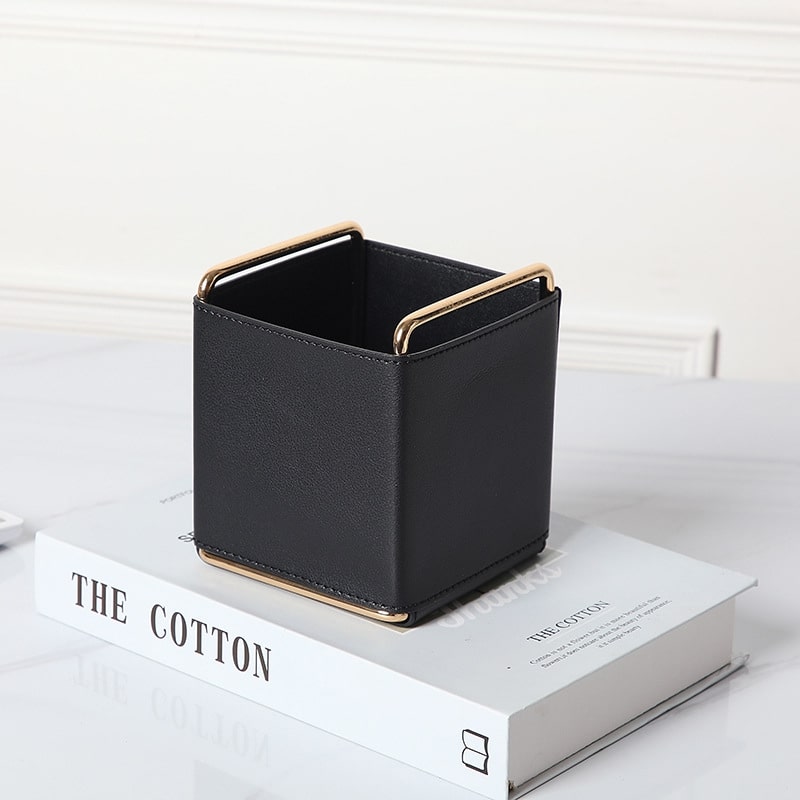Rangement-Bureau-Boîte-De-Rangement-NordicStorage™-Rangement-innovant-couleur-noir-posé-sur-un-livre