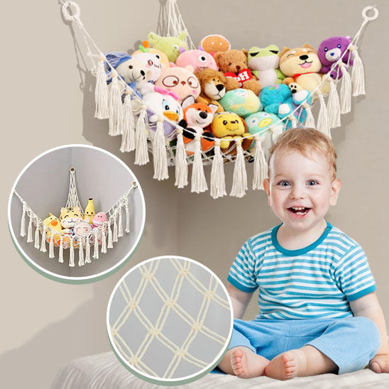 Rangement-Chambre-Enfant-Range-Peluches-StorageHammockâą-Rangement-Innovant-bien-accrochĂ©-au-mur-de-la-chambre-un-garçon-sourit-heureux