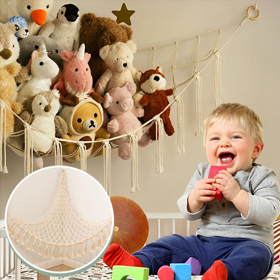 Rangement-Chambre-Enfant-Range-Peluches-StorageHammockâą-Rangement-Innovant-bien-accrochĂ©-au-mur-de-la-chambre-un-garçon-sourit