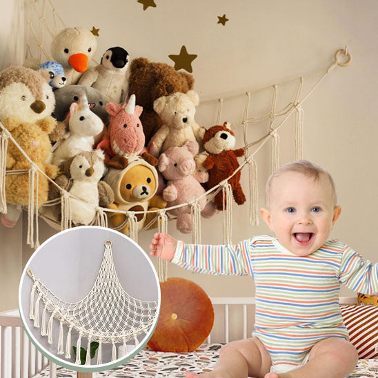 Rangement-Chambre-Enfant-Range-Peluches-StorageHammockâą-Rangement-Innovant-bien-accrochĂ©-au-mur-de-la-chambre-un-petit-garçon-montre-ses-peluches-heureux