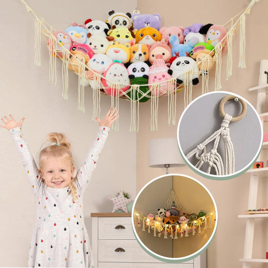 Rangement-Chambre-Enfant-Range-Peluches-StorageHammockâą-Rangement-Innovant-bien-accrochĂ©-au-mur-de-la-chambre-une-petite-fille-montre-ses-peluches-heureuse