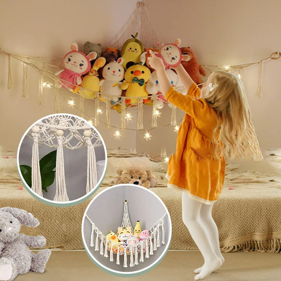 Rangement-Chambre-Enfant-Range-Peluches-StorageHammockâą-Rangement-Innovant-bien-accrochĂ©-au-mur-de-la-chambre-une-petite-fille-range-ses-peluches-heureuse
