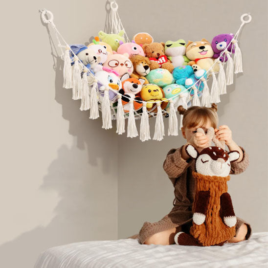 Rangement-Chambre-Enfant-Range-Peluches-StorageHammockâą-Rangement-Innovant-petite-fille-heureuse-joue-sur-son-lit