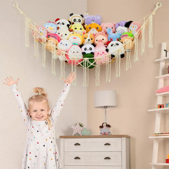 Rangement-Chambre-Enfant-Range-Peluches-StorageHammockâą-Rangement-Innovant-petite-fille-heureuse