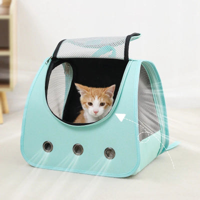 SAC A DOS CHAT Ventilé Confort bleu ciel posé sur le sol ouvert devant chat intérieur