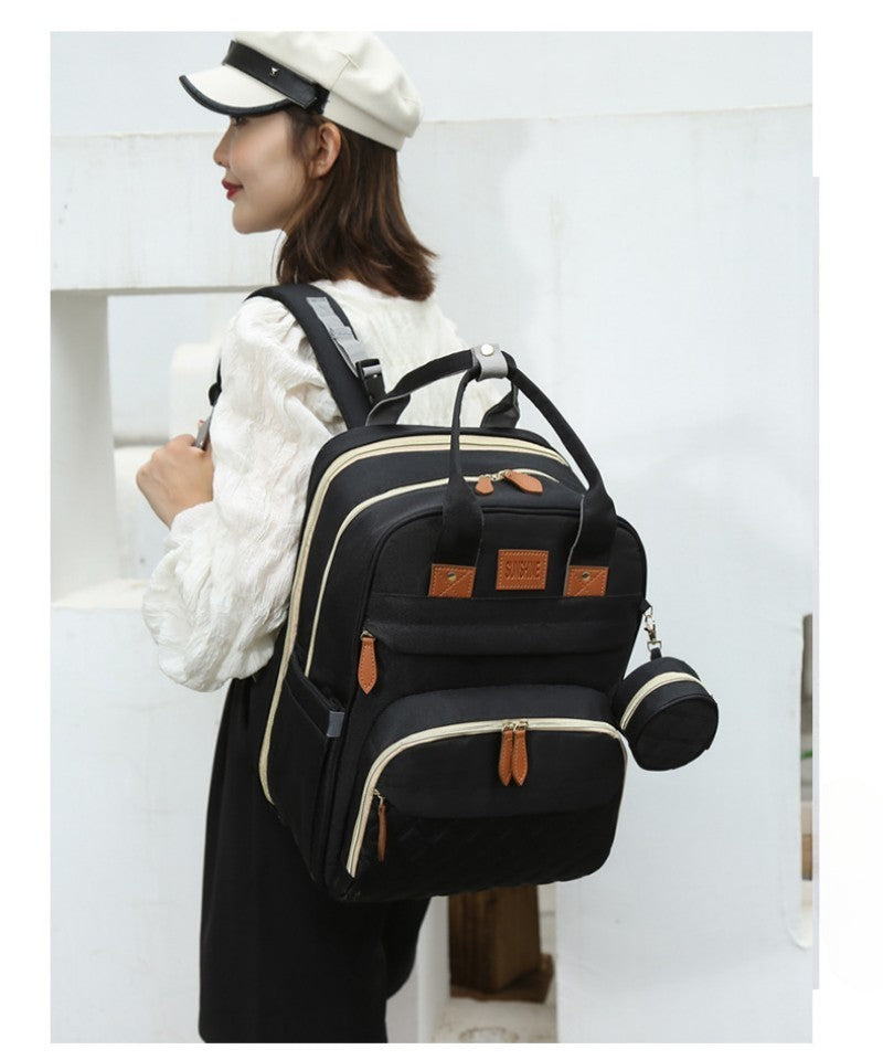 Sac-a-langer-innovant-noir-porté-comme-un-sac-à -dos-par-la-maman