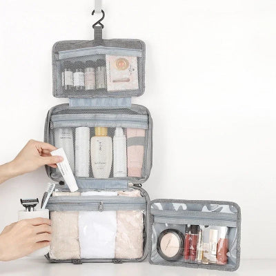 Trousse de toilette suspendue Voyage Pratique gris ouverte remplie articles toilettes