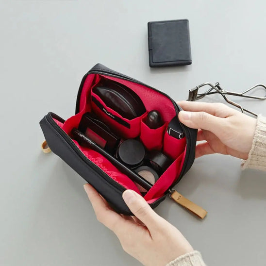Trousse maquillage - Élégante - Rangement innovant - noir et rouge