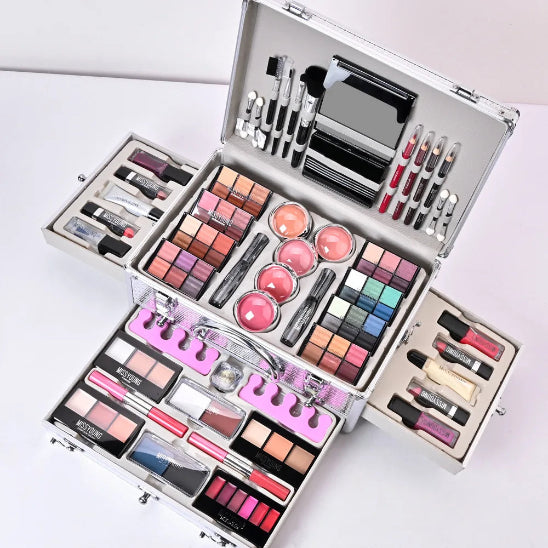 coffret maquillage premium argenté ouvert posé sur bureau blanc