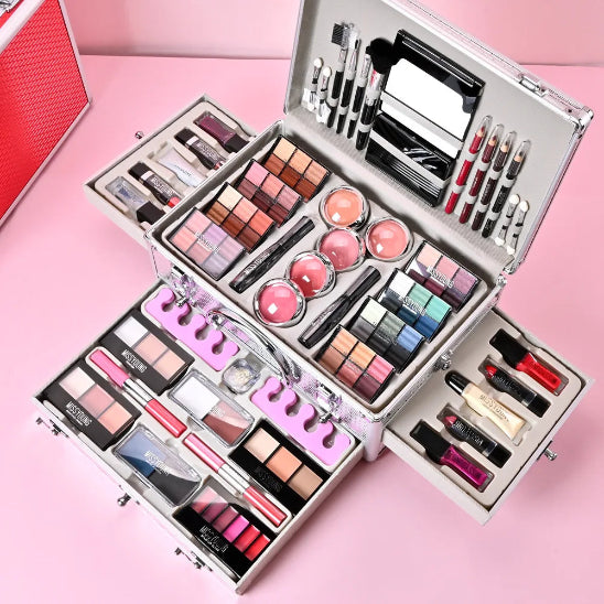 coffret maquillage premium argenté ouvert posé sur bureau rose