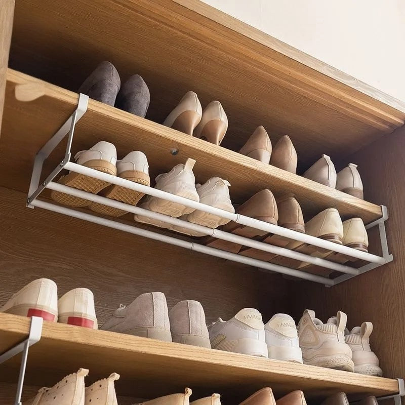 ĂtagĂšre-chaussure-suspendue-extensible-rangement-innovant-accrochĂ©e-dans-placard-ouvert