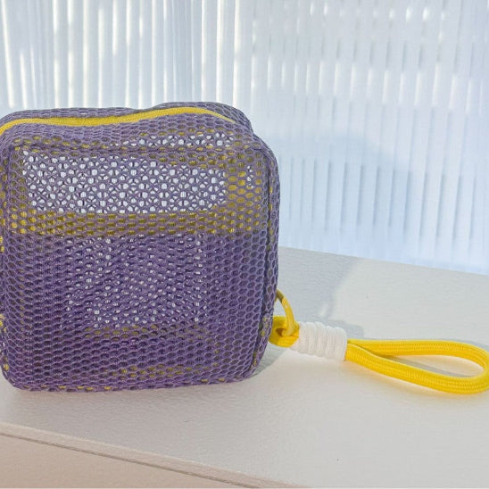Trousse maquillage - Mesh transparente - Rangement innovant - violet avec cordon jaune fermée
