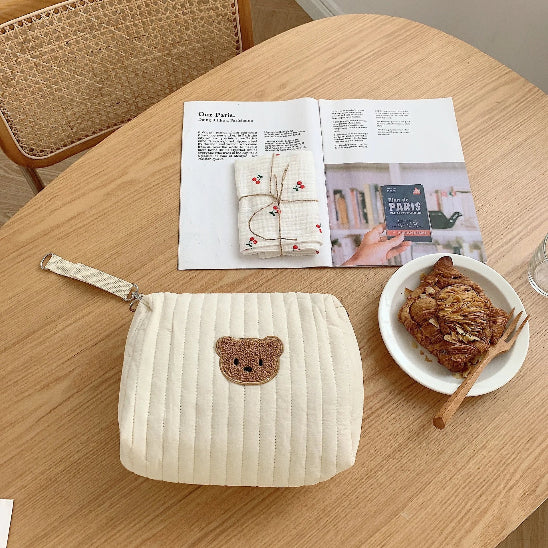 Trousse de toilette bébé - Complète et Pratique - rangement innovant - ourson - posée sur la table