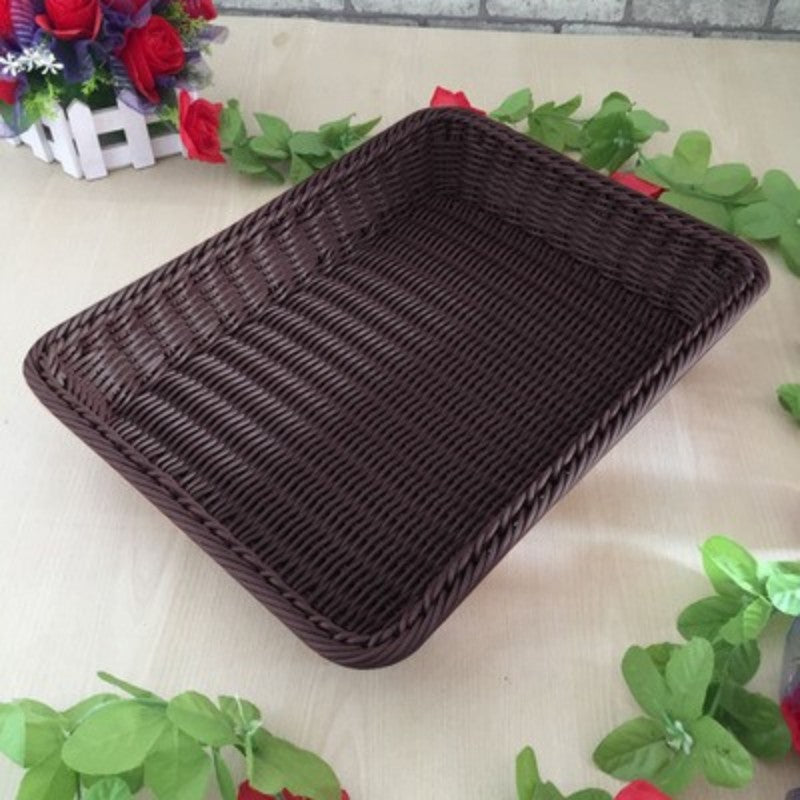 Panier-de-rangement-tissé-rangement-innovant-marron-foncé-sur-table-rustique