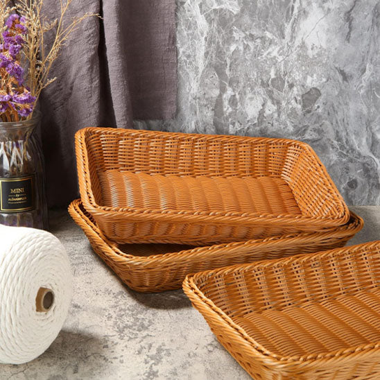 Panier-de-rangement-tissé-rangement-innovant-trois-paniers-sur-marbre